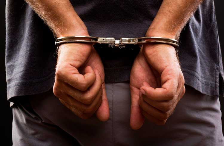 Homem de 21 anos é preso por suposto roubo de US$1 milhão em criptomoedas