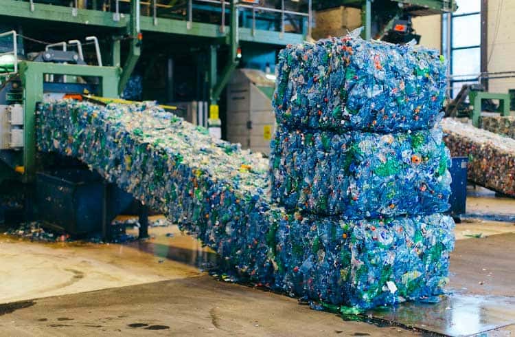 Roupas que usam plástico dos oceanos conta com blockchain para rastreabilidade