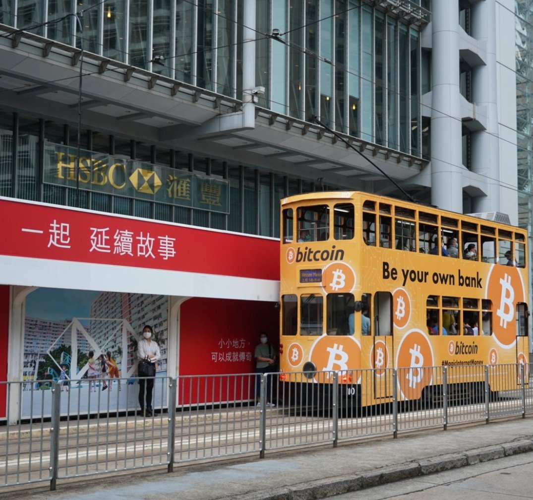 Ônibus com campanha do BTC em frente ao HSBC Ônibus com campanha do BTC em frente ao HSBC