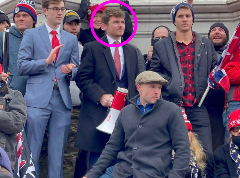 Nick Fuentes fora do Capitólio Nick Fuentes fora do Capitólio