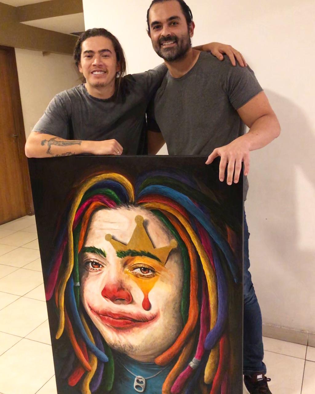 Fernando Quevedo presenteia o comediante Whindersson Nunes. Fonte: Fernando Quevedo Fernando Quevedo presenteia o comediante Whindersson Nunes. Fonte: Fernando Quevedo